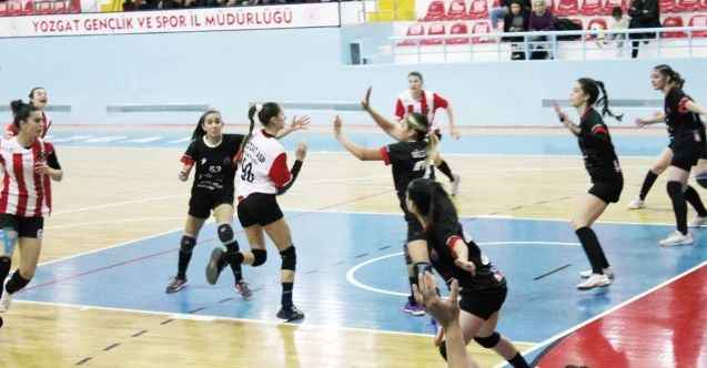 THF Kadınlar Birinci Ligi A Grubunda zirve mücadelesi veren Yozgat Aile ve Sosyal Politikalar Gençlikspor takımı deplasmanda karşılaştığı Samsun Hentbolspor'a 39-32 mağlup oldu