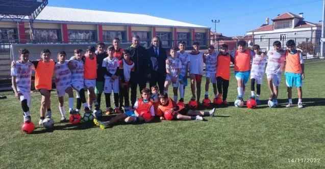 Gelecek Partisi İl Başkanı Ömer Aydoğmuş, Akdağmadeni İlçesinde bulunan Akademi Spor Kulübü ile Sivasspor Futbol Okulunu ziyaret etti