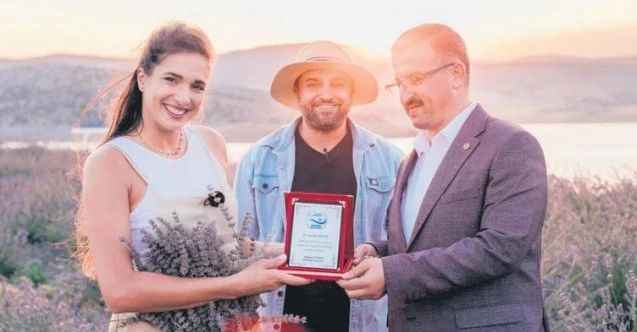 Sally lakaplı sosyal medya fenomeni Saliha Özcan, Yozgat’ın Çekerek ilçesindeki lavanta bahçesinde yetişen çiçeklerden krem üretti, belediyeden teşekkür plaketi aldı