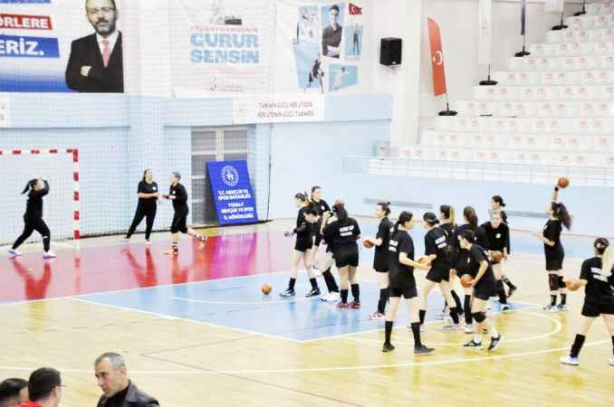 THF Kadınlar 1. Ligi A grubunda yer alan temsilcimiz Yozgat Aile ve Sosyal Politikalar Gençlik ve Spor Kulübü ligin 6’ncı haftasında konuk edeceği Kırşehir Belediyesi Gençlik ve Spor Kulübünün hazırlıklarını sürdürüyor