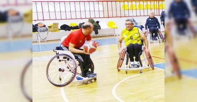 Tekerlekli Basketbol 3. liginde yer alan Sorgun Engelliler Umut Spor Kulübü Tekerlekli Sandalye Basketbol Takımı oyuncuları, engelleri basketbol oynayarak aşıyor.