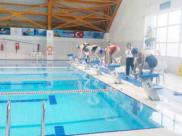 Yozgat Gençlik ve Spor İl Müdürlüğü öncülüğünde Okul Sporları kapsamında düzenlenen yıldız ve genç kızlar yüzme şampiyonası tamamlandı