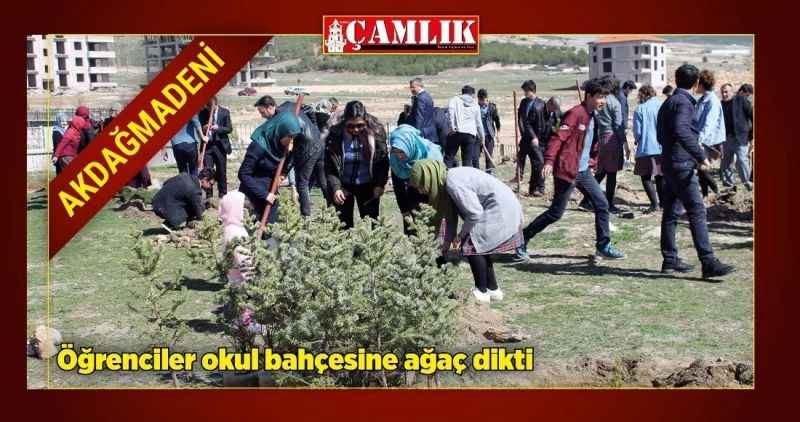 Akdağmadeni'nde öğrenciler okul bahçesine ağaç dikti