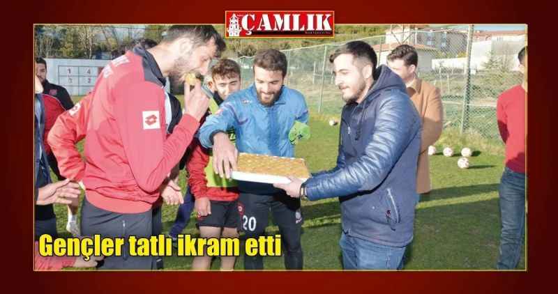 Gençler tatlı ikram etti