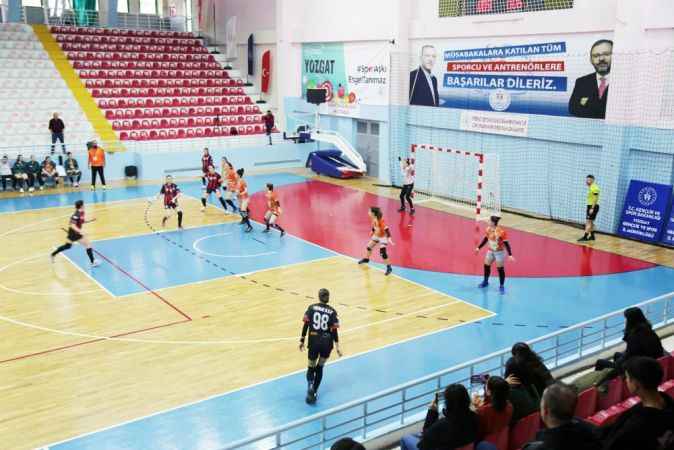 THF Kadınlar Birinci Ligi A Grubunda mücadele eden Yozgat Aile ve Sosyal Politikalar Gençlikspor takımının Kırşehir Belediyespor ile oynadığı müsabakayı Yozgat Valisi Ziya Polat’ta tribünden izledi