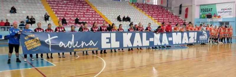 THF Hentbol Kadınlar Birinci Ligi A Grubunda mücadele eden Yozgat Aile ve Sosyal Politikalar Gençlikspor takımının Kırşehir Belediyespor ile oynadığı müsabaka öncesinde açılan pankart dikkat çekti