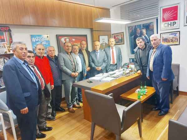 Cumhuriyet Halk Partisi Yozgat Milletvekili Ali Keven, TBMM'de ziyaretine gelen Sarıkaya Ziraat Odası Başkanı Şevki Güngör ve Sarıkayalı muhtarlar ile bir araya geldi