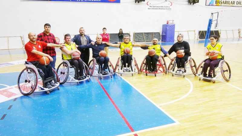 Yozgat’ta bedensel engelli 15 yaşındaki Zeynep Kılınç ve 25 yaşındaki Ayşe Uzar, Tekerli Sandalye Basketbol Milli Takımı formasını giyebilmek için haftanın 3 günü yoğun bir tempoyla çalışmalarını aralıksız sürdürüyor