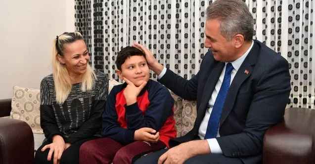 Ankara’da Sokak Köpeklerinden Kaçan Çocuk Az Kalsın Canından Oluyordu. Mamak Belediye Başkanı Murat Köse O Çocuğu Unutmadı, Evinde Ziyaret Etti.