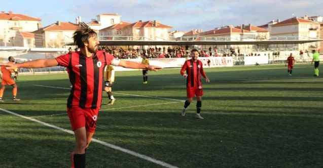 Bölgesel Amatör Lig 6. Grupta yer alan temsilcimiz Yozgat Belediyesi Bozokspor’un golcü oyucusu Ercan Kuruçay attığı golleriyle takımını sırtlamaya devam ediyor