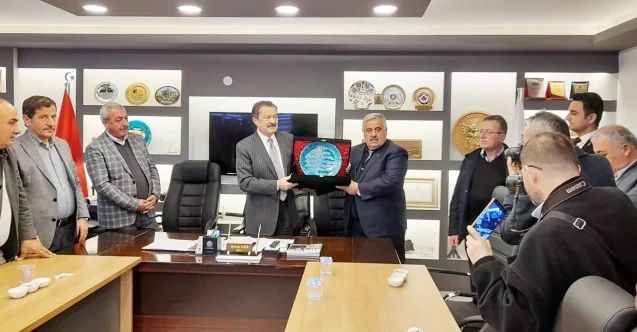 Tarım Orman ve Köyişleri eski Bakanı Lutfullah Kayalar Çorum'da Büyük Bir Coşkuyla Karşılandı. Kayalar, çok sayıda eski bakanın katıldığı programda siyasetin geleceğine dair mesajlar verdi