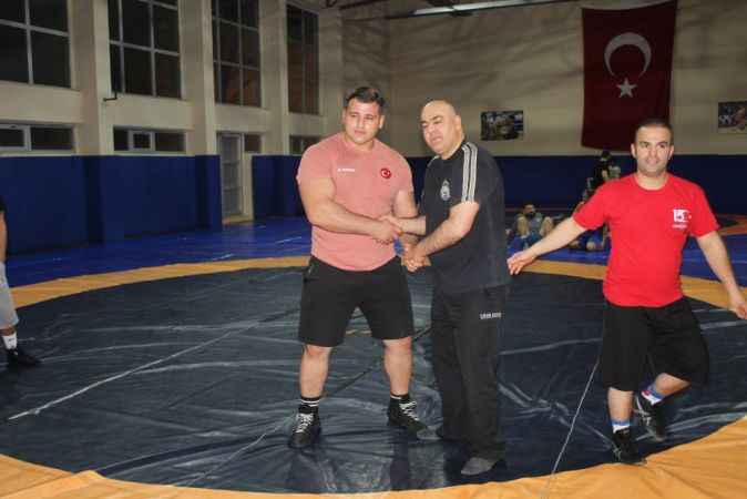 Milli Güreşçi Rıza Kayaalp, Genç Güreşçilerle Tecrübelerini Paylaştı
