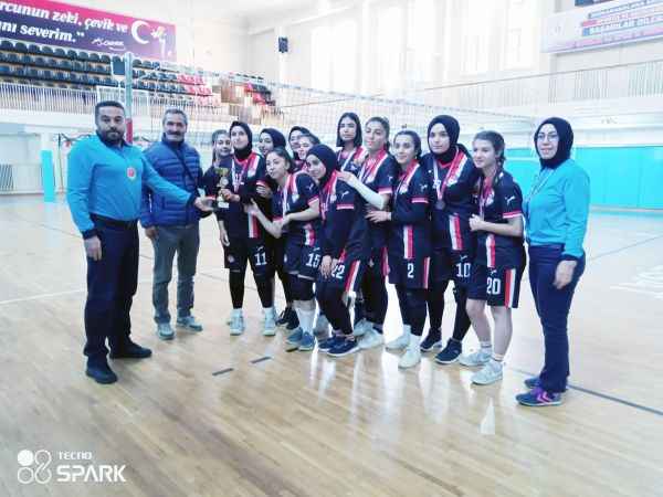 Okul Sporları kapsamında düzenlenen Voleybol Genç Kadınlar ve Genç Erkekler müsabakaları sona erdi