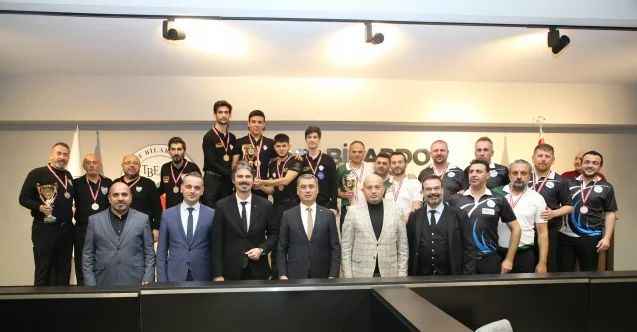 Ankara’da gerçekleştirilen Türkiye Üç Bant Bilardo Yükselme Liginde el ele birinci lige