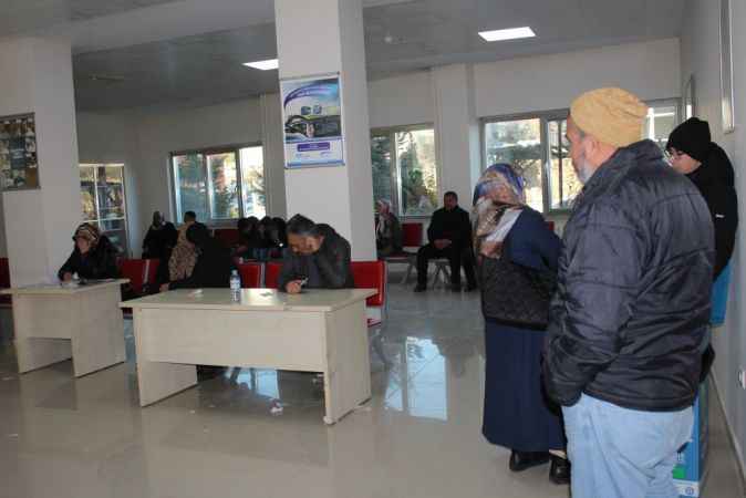 Yozgat'ta hafta sonu EYT yoğunluğu.. Vatandaş SGK'ya koştu
