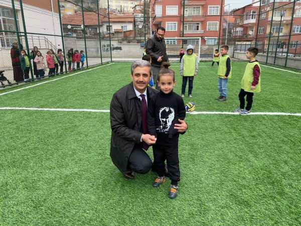 Yozgat Belediye Başkanı Celal Köse, Gençlik ve Spor Bakanlığı tarafından yaptırılan semt sahasının açılışını gerçekleştirdi
