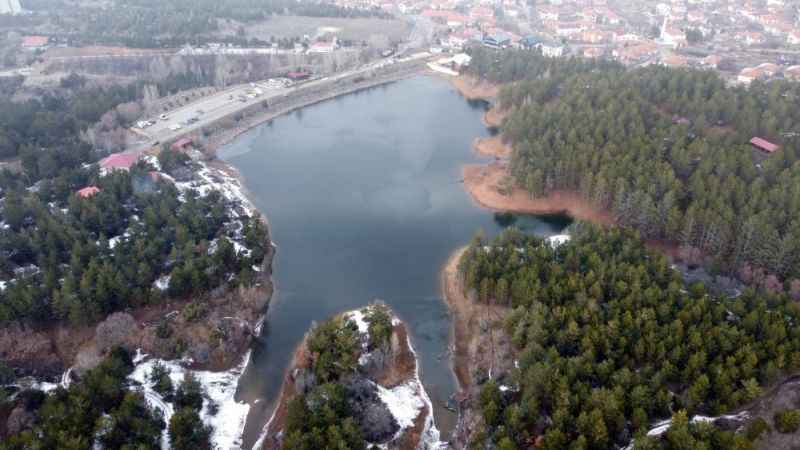 Yozgat Çamlığı Milli Parkı'ndaki gölet kısmen buz tuttu
