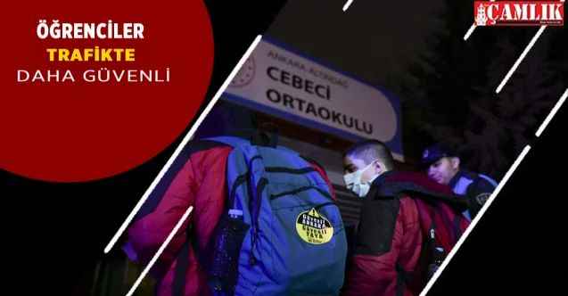 Ankara'da Mansur Yavaş'tan öğrencilere trafikte güvenlik için reflektörlü kol bandı ve çanta çıkartması!