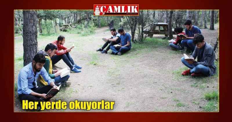 Her yerde okuyorlar