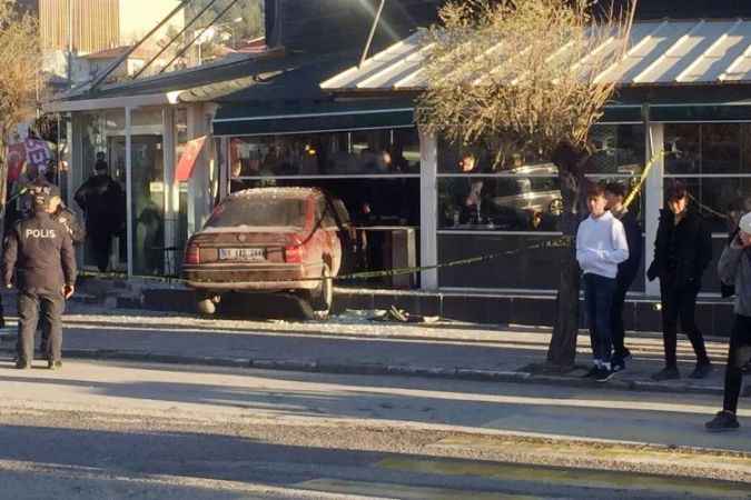 Yozgat'ta bir otomobil kontrolden çıkarak kafeye girdiği kazada 5 kişi yaralandı