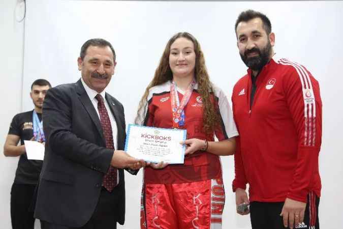 Etimesgut'ta 4 yılda 223 madalya kazanan kickboksçulara başarı belgesi verildi