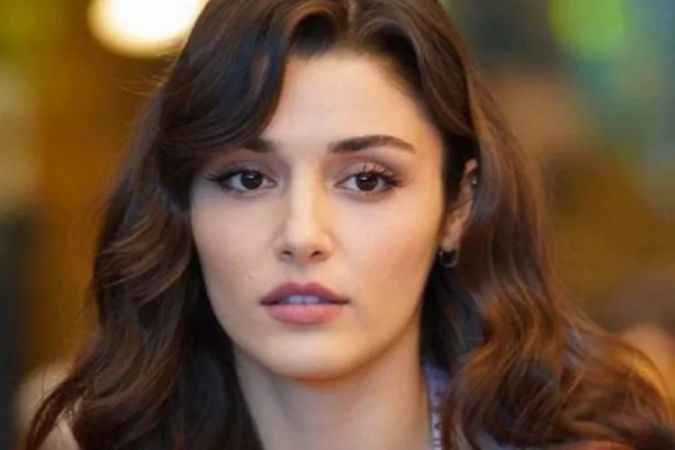 Hande Erçel adeta güzelliği ile olay oldu! Ünlü oyuncuya yurt dışından yoğun ilgi gösterildi..