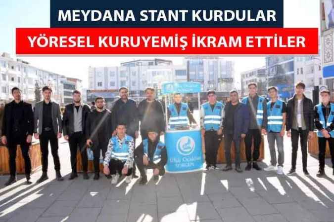 Sorgun Ülkü Ocakları İlçe Başkanlığı, ilçede bulunan vatandaşlara Yozgat’ın yöresel lezzeti ‘kavurga’ ikram etti