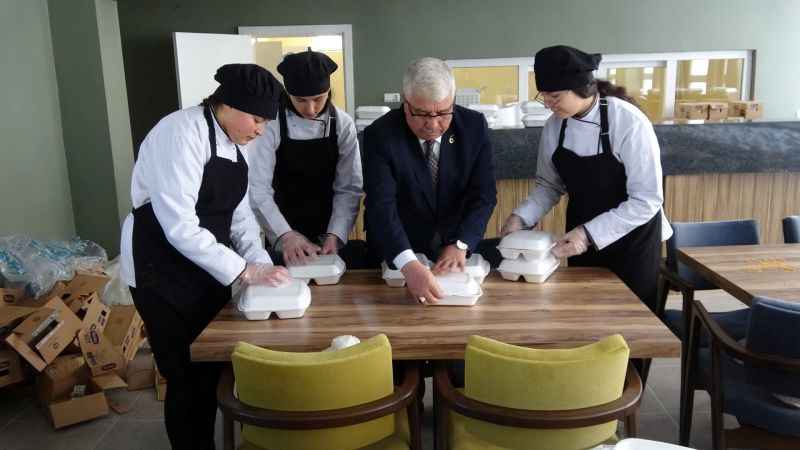 Milli Eğitim Bakanlığınca 2022-2023 eğitim öğretim yılının ikinci yarıyılında başlatılan 5 milyon öğrenciye ücretsiz yemek uygulaması çerçevesinde Yozgat’ta 19 bin 292 öğrenciye yemek verilecek