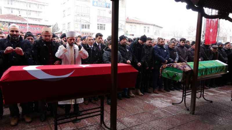 Depremde Yaşamını Kaybeden Astsubay Ve Annesi Toprağa Verildi