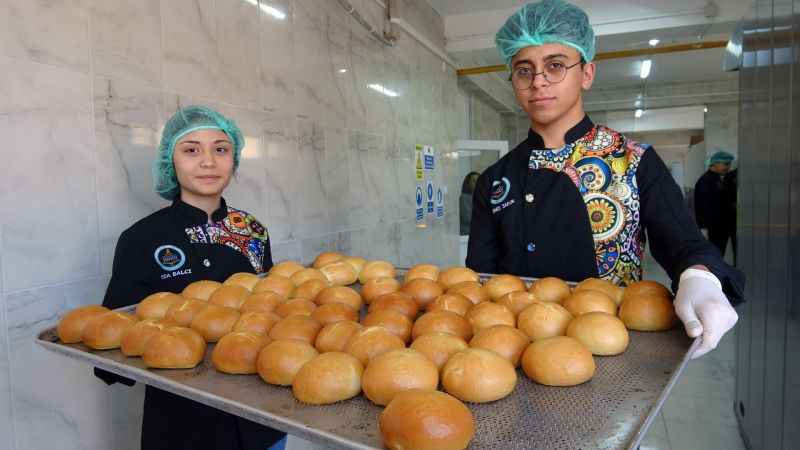 Depremzedeler için ekmek ve yemek hazırlıyorlar