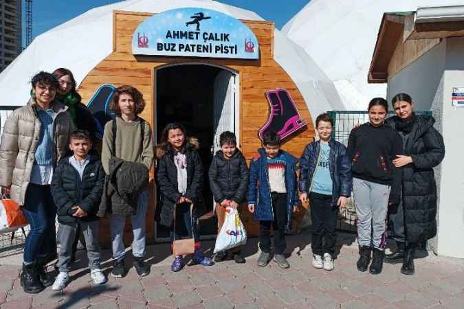 Başkent'te Depremzede Minikler Buz Pateninde Eğlendi