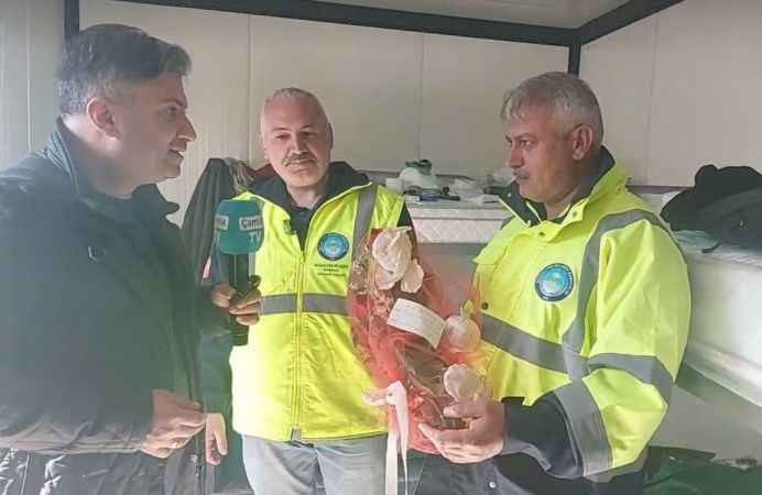 Hatay’ın Kırıkhan İlçesinde Enkazdan Çıkan Çiçek ve Üzerindeki Not Herkesi Duygulandırdı