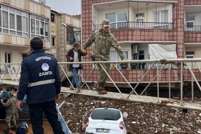 Sel felaketinde Mehmetcik köprü kurdu