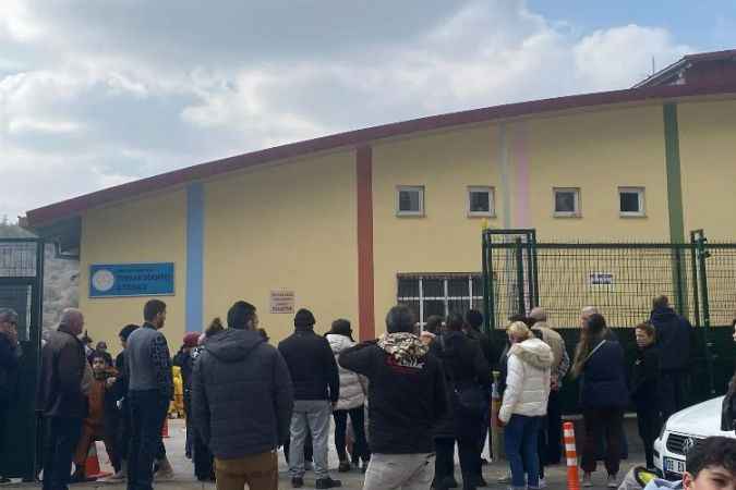 Sinir krizi geçirdi 20 öğrenciyi rehin aldı