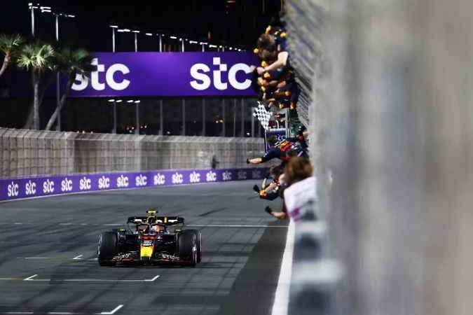 Suudi Arabistan Grand Prix’sinde kazanan Sergio Perez
