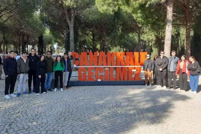 Depremde yardım gönüllüsü olan gençler Çanakkale’de