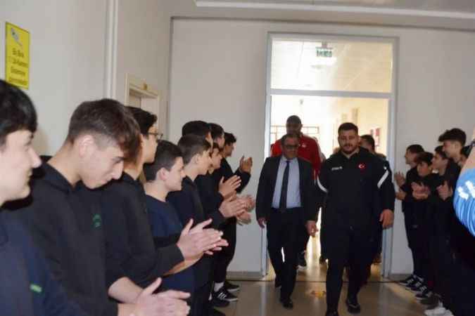 Milli güreşçi ve antrenörü Rize’de öğrenciler ile bir araya geldi