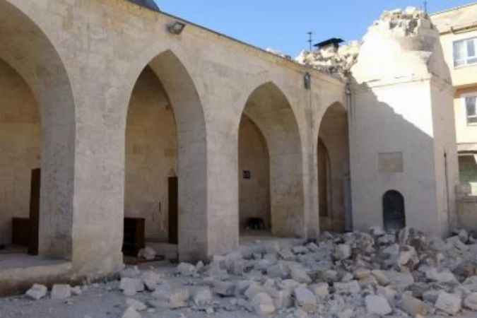 Adıyaman’da Depremde Hasar Gören 14 Cami Minaresi Ekipler Tarafından Yıkılıyor