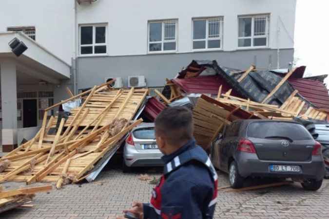 Öğrenciler Dersteyken Fırtına Okulun Çatısını Uçurdu: 3 Araç Zarar Gördü