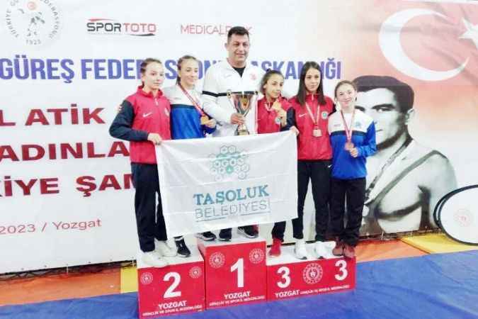 Taşoluk Belediye Spor Kulübü sporcuları Yozgat’ta düzenlenen müsabakalarda U-17 Kadınlar Güreş Türkiye Şampiyonu oldu