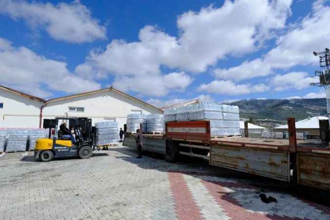 Akdağmadeni'nden deprem bölgesine 13 ton su ve gıda desteği