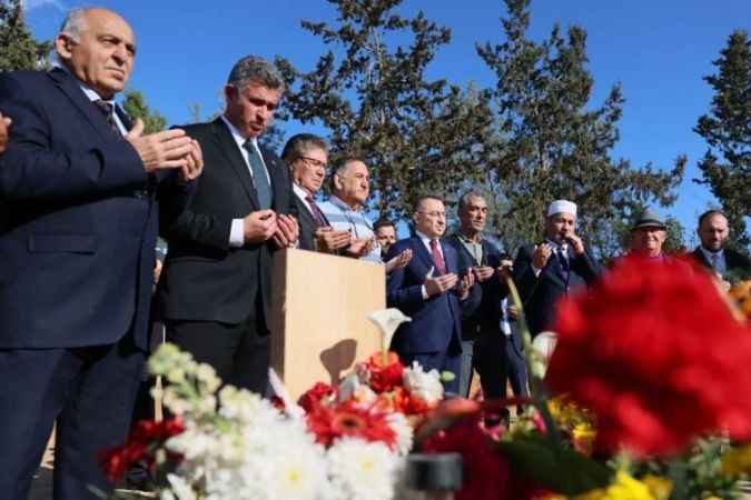 Cumhurbaşkanı Yardımcısı Oktay: depremde ölen öğrencilerin mezarını ziyaret etti