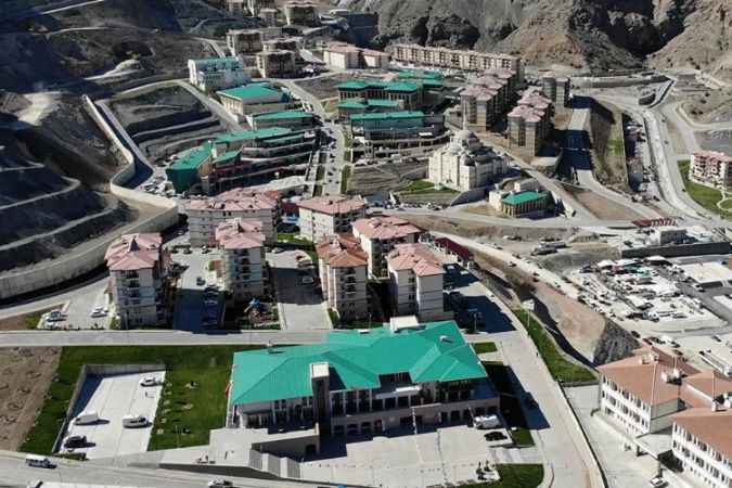 Taşınma İşlemi Tamamlanan Yusufeli'nde Vatandaşlar Yeni İlçeye Alışmaya Çalışıyor