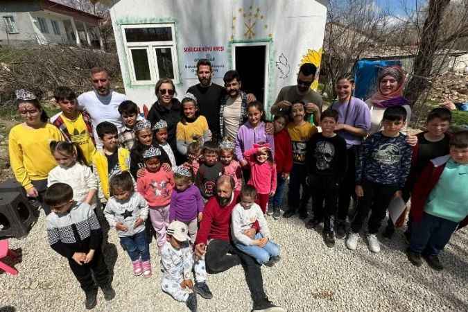 Depremzede çocukların yüzünü güldürdüler