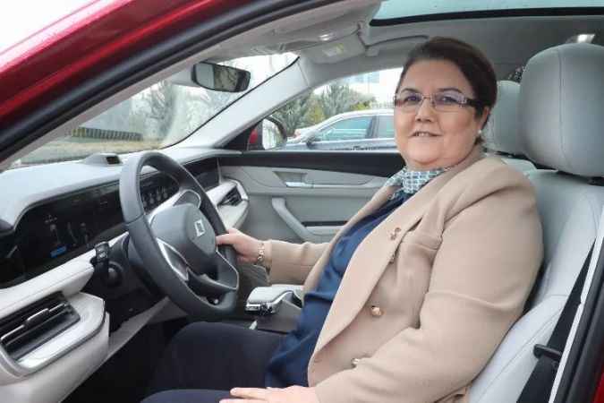 Bakan Derya Yanık, makam aracı Togg'la trafiğe çıktı