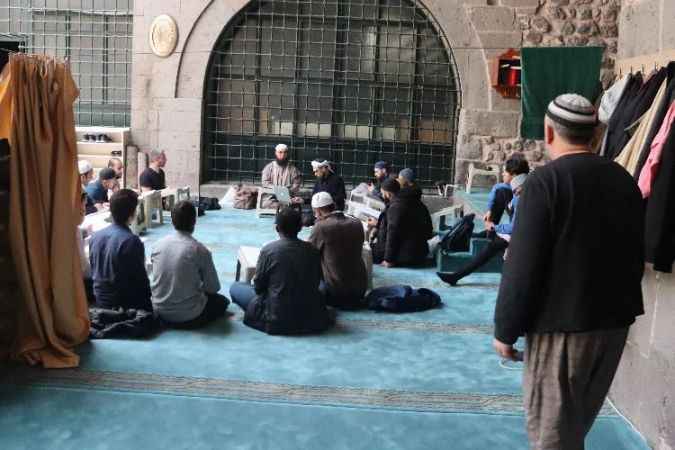 774 yıllık medresede itikafa girdiler