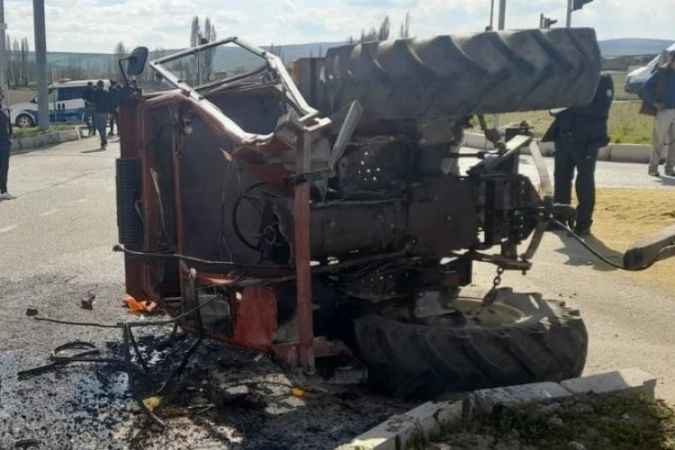 Otomobille çarpışan traktör ikiye ayrıldı