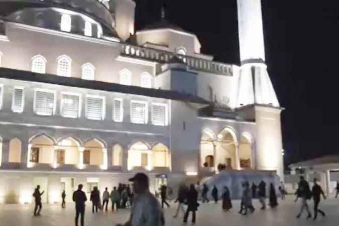 Ankara'da Vatandaşlar Kadir Gecesi'nde Camilere Akın Etti