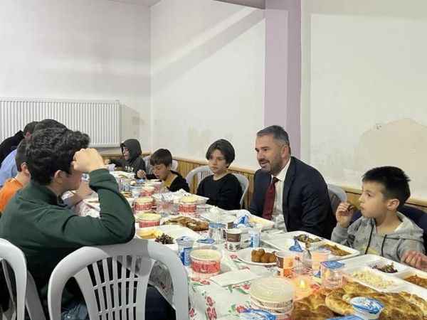 Ertuğrul Çetin Komşularla İftar Yemeğinde Buluştu