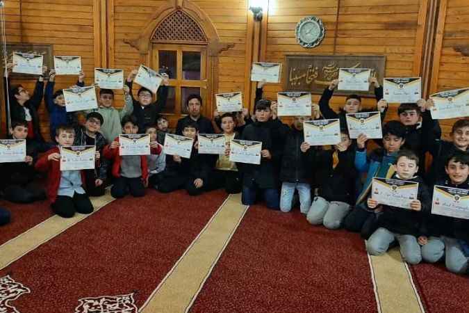 Yozgat'ın Akdağmadeni İlçesi'nde Kur'an-ı Kerim okumayı öğrenen öğrencilere iftar programı düzenlendi